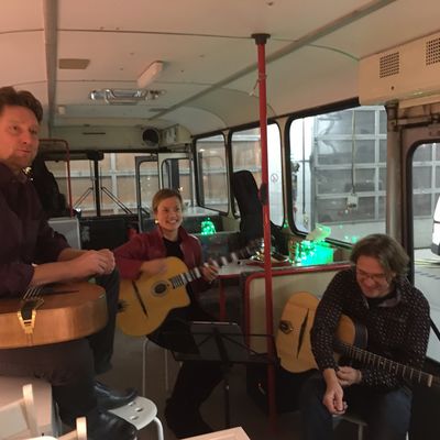 Gitarrengruppe Manouche à trois im Bus der Begegnung