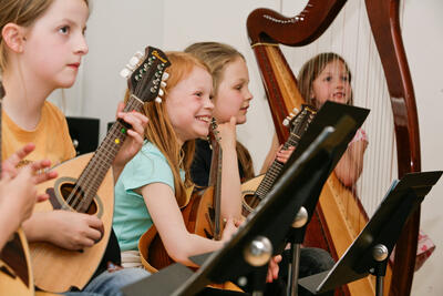 Foto von Kindern mit Instrumenten, Kristoffer Finn