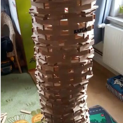"Schiefer Turm von Semmenstedt" aus Holzsteinen, gebaut von Konstantin (8 Jahre)