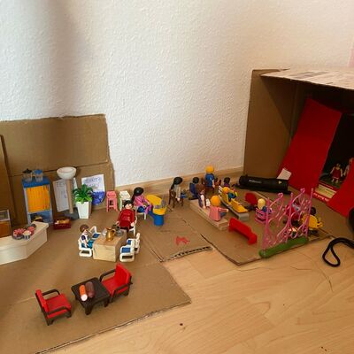 "Das neue Ilseder Theater" mit einer Bühne aus Karton, Beleuchtung und Playmobil - Figuren von Nele (6 Jahre)