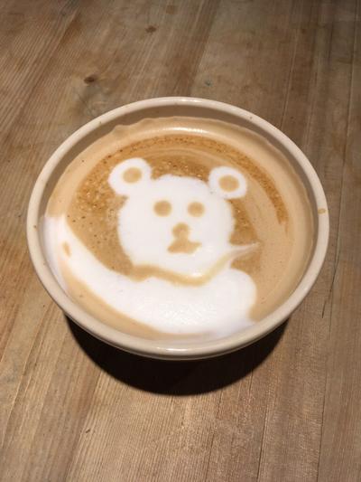 Kaffeetasse mit Bärenbild aus Schaum