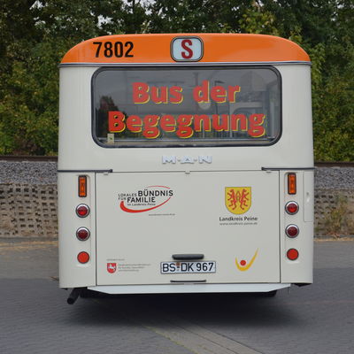 Bus, Ansicht von hinten, Aufschrift: Bus der Begegnung