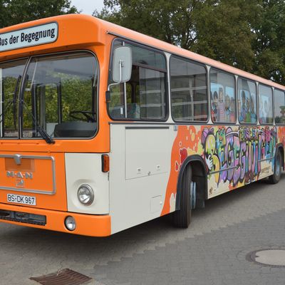 Bus, Seitenansicht mit buntem Graffiti