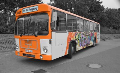 Bus der Begegnung mit Graffiti-Bild